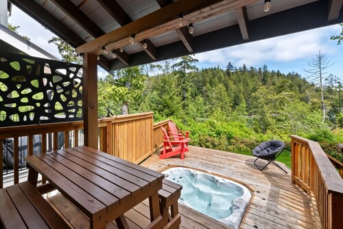Bear Coast | Cabin w/ Hot Tub, Patio, & Waterview