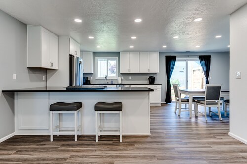 Close to Autzen, Hayward, & Hospitals