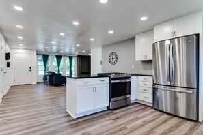 Fridge, microwave, oven, stovetop - Close to Autzen, Hayward, & Hospitals (Eugene)