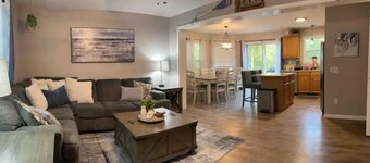 Spacious Home for 14 Guests Near Lake Winnisquam – Close to Everything!