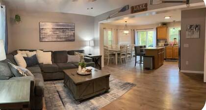 Spacious Home for 14 Guests Near Lake Winnisquam – Close to Everything!