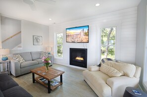 Smart TV, chimenea, videojuegos y libros 