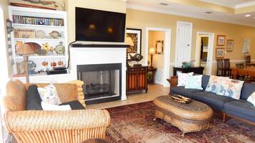 House, 4 Bedrooms | Living room