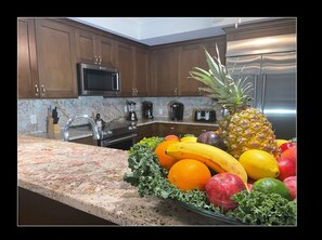 Private kitchen - Unlock your Paradise Adventure - Between Sloppy Joe's and the Harbor (Key West)