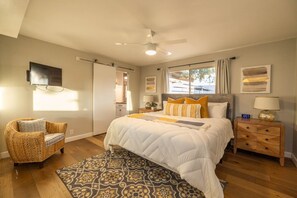 4 bedrooms, desk, iron/ironing board, travel crib