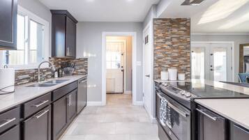 Frigorífico, microondas, horno y placa de cocina