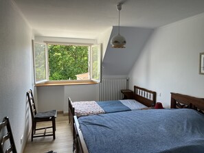 2 habitaciones, tabla de planchar con plancha y cuna de viaje