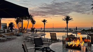 Outdoor dining - Portofino Tower 1 | Sound View Escape (Pensacola Beach)