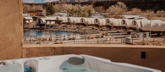 #06 - 2QB Anasazi Cliff Dwelling Hot Tub & Kitchen