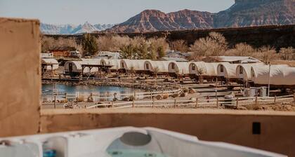 #06 - 2QB Anasazi Cliff Dwelling Hot Tub & Kitchen
