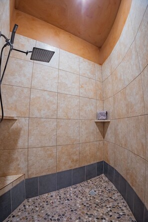 Hårføner og håndklær