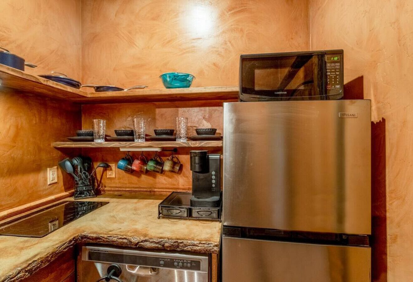 Frigorifero, microonde, piano cottura, lavastoviglie