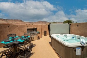 Outdoor dining - Spacious Cliff Dwelling Near Zion – 10 Min Drive (Virgin)