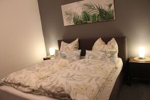 1 bedroom, desk, WiFi, bed sheets