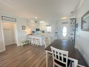 In-room dining - 042 At Ease by ACP (Dauphin Island)