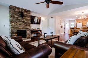 小屋, 多張床, 壁爐 | 起居區 | 60-吋平面電視、有線頻道、電視、壁爐