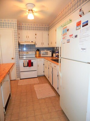 House, 2 Bedrooms | Private kitchen