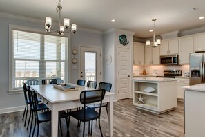 House, 4 Bedrooms | Private kitchen
