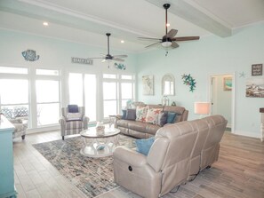 House, 4 Bedrooms | Living room