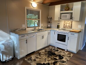 冰箱、微波炉、烤箱、炉灶