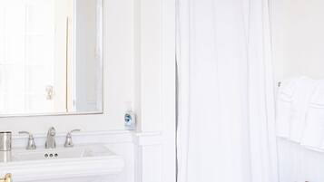 Douche, sĂšche-cheveux, serviettes fournies, savon