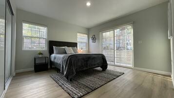 4 quartos, escrivaninha, ferros/tábuas de passar roupa, berço de viagem