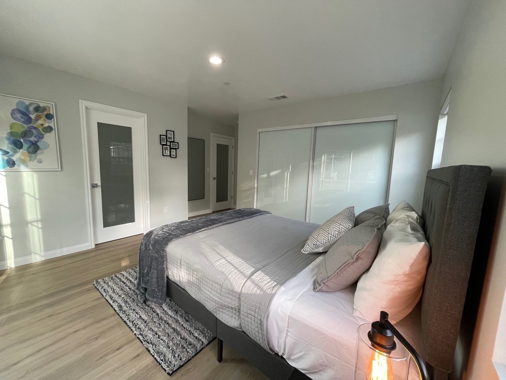 4 habitaciones, escritorio y tabla de planchar con plancha 