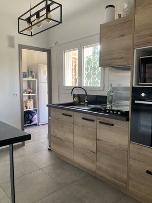 Jääkaappi, mikroaaltouuni, uuni, liesi