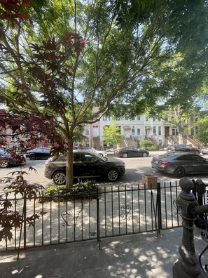 Property grounds - 2-bedroom vacation home with gorgeous back yard five stops to Manhattan (Brooklyn)