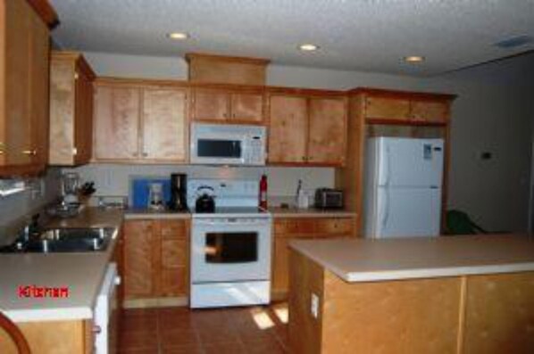 House, 3 Bedrooms | Private kitchen - 060 The Munich House by ACP (Dauphin Island)