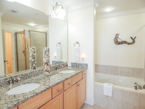 Condo, 2 phòng ngủ | Phòng tắm | Khăn tắm 