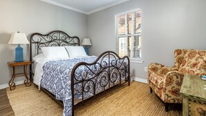 Condo, 2 quartos | 2 quartos, individualmente decorados, individualmente mobiliados