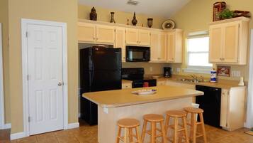 House, 4 Bedrooms | Private kitchen