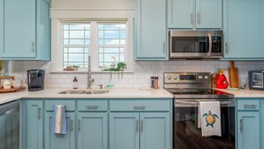 House, 3 Bedrooms | Private kitchen