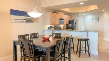 Kondominium, 3 kamar tidur | Tempat makan