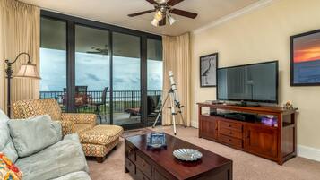 Condo, 3 Bedrooms | Living room
