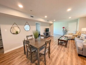 콘도, 침실 2개 | 다이닝