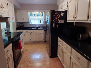 House, 4 Bedrooms | Private kitchen