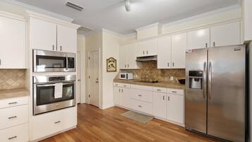 House, 5 Bedrooms | Private kitchen