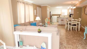 Kondominium, 2 kamar tidur | Ruang keluarga