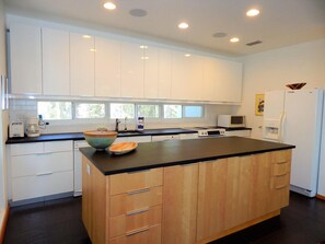 House, 4 Bedrooms | Private kitchen