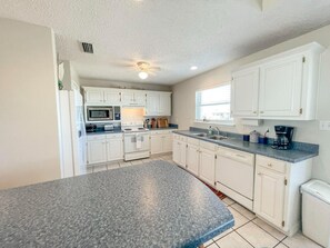 House, 3 Bedrooms | Private kitchen