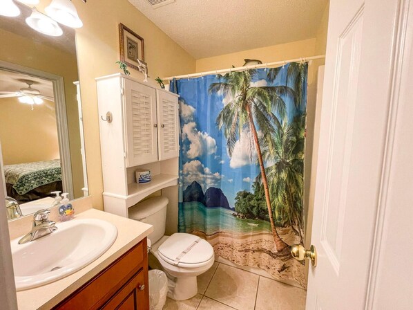 Condo, 2 quartos | Banheiro | Toalhas de banho 