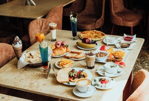 Petit déjeuner complet (200 EGP par personne)