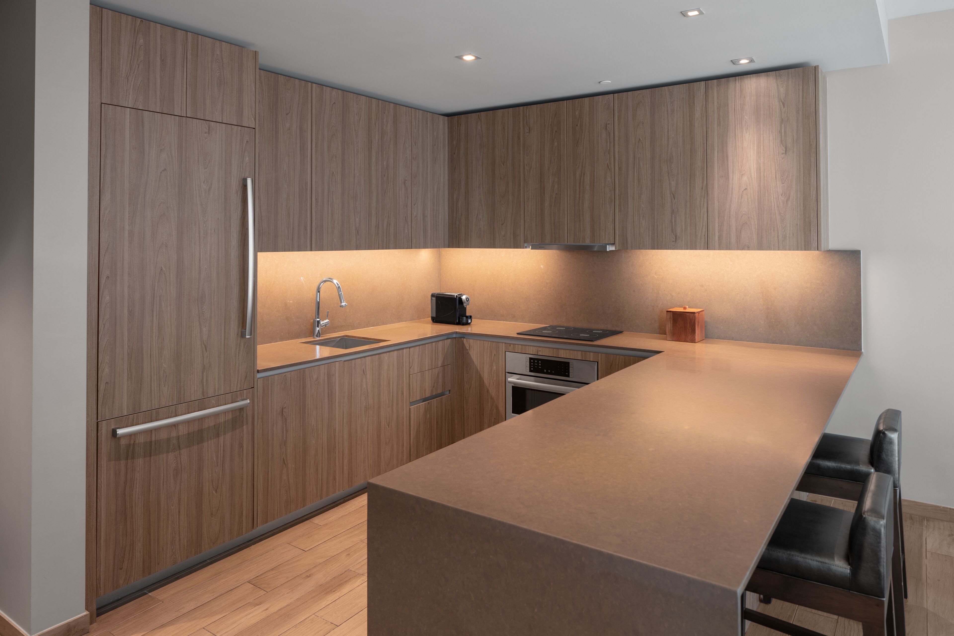 One Bedroom Residence Suite | Cocina privada | Cafetera y tetera, refrigerador con congelador, microondas y horno 