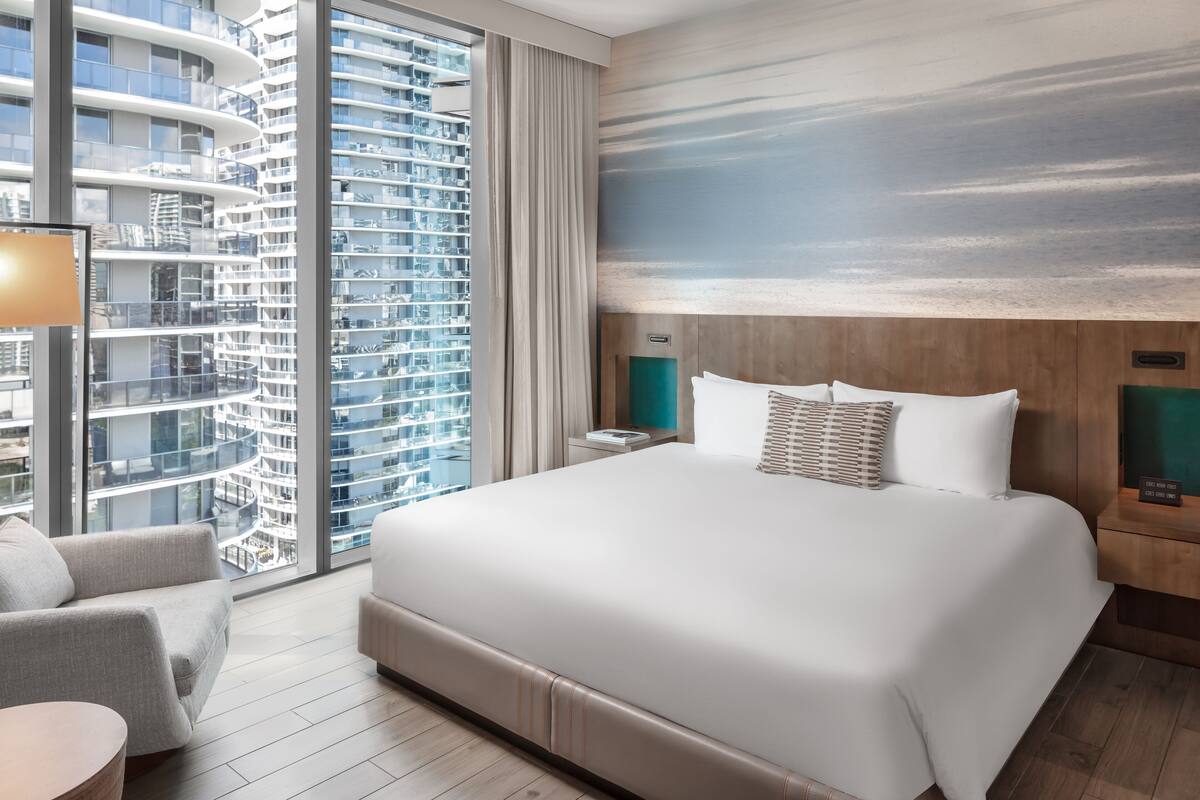 One Bedroom Residence Suite | أغطية فراش متميزة وميني بار وخزنة داخل الغرفة وستائر تعتيم