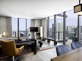 Three Bedroom Residence Suite | Opholdsområde | 50-tommers tv med kabelkanaler, betalingsfilm