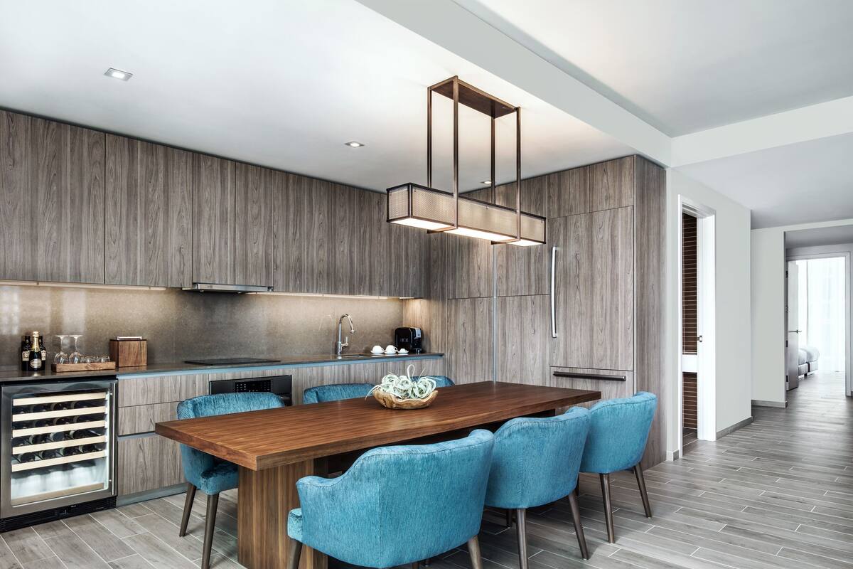 Three Bedroom Residence Suite | مطبخ خاص | ماكينة لصنع القهوة/الشاي، ثلاجة/مجمد بحجم كبير، ميكروويف، فرن