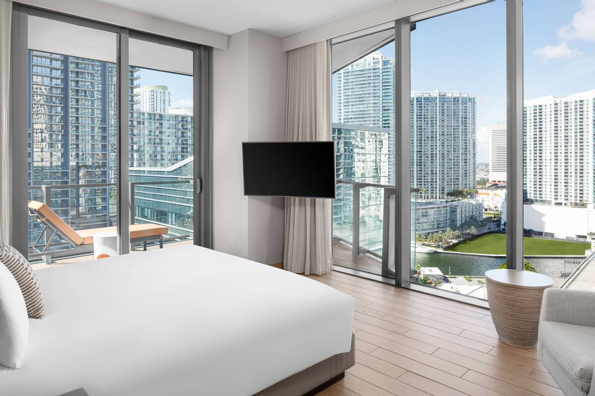 Two Bedroom Corner Residence Suite | أغطية فراش متميزة وميني بار وخزنة داخل الغرفة وستائر تعتيم