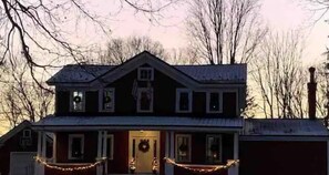 Exterior - 6br@BroadSt, Sleeps 13, 1 block to campus+downtown (Hamilton)